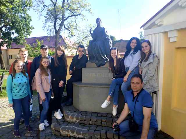 В Ужгороді, на фоні пам`ятника імператриці Марії Терезії